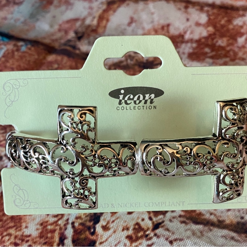 Silvertone cross stretch Bracelet